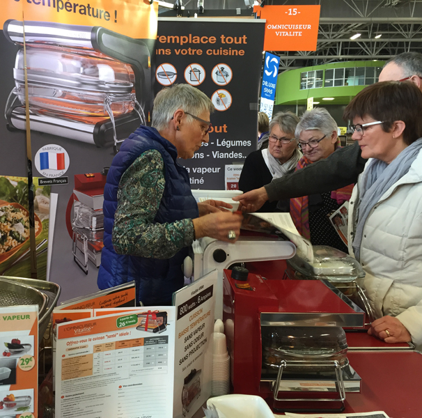 L'un de nos stands avec les différents appareils et accessoires en présentation. Un moment d'échanges et de convivialité avec la responsable du stand !