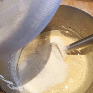 Etape 3 : tamisez la farine