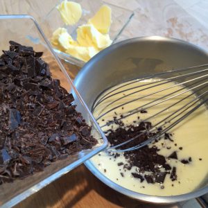 Etape 1 : mélangez le chocolat, la crème et le sucre