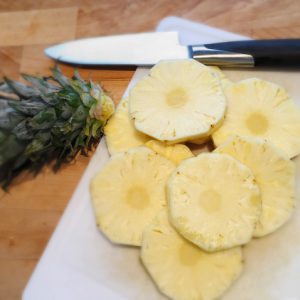 Étape 5 : coupez l'ananas en rondelle.