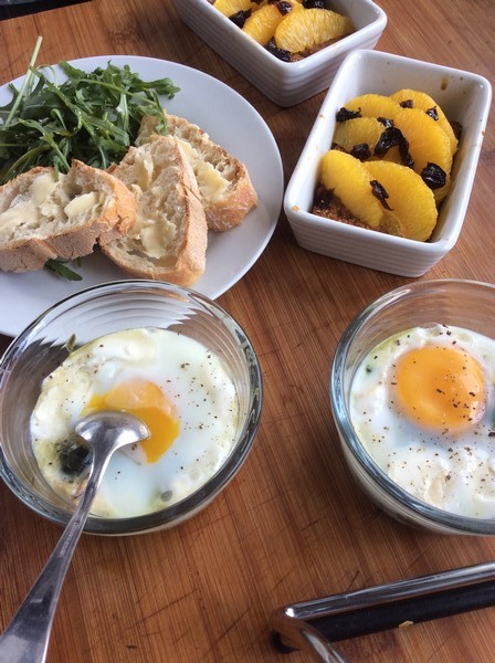 Plat complet avec des oeufs cocotte et une tarte à l'orange