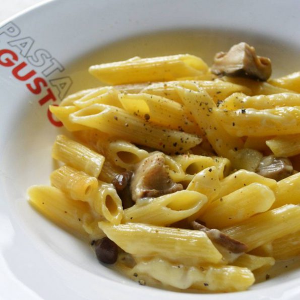 Des pastas à la crème et aux champignons