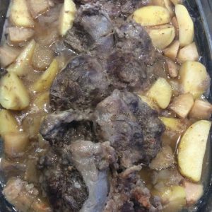 Épluchez les légumes et mettez-les avec la viande dans la cocotte