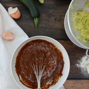 Râpez la courgette, faîtes fondre le chocolat et mélangez les ingrédients