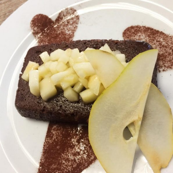 pudding brioché au cacao et tartare de poire au fruit de la passion