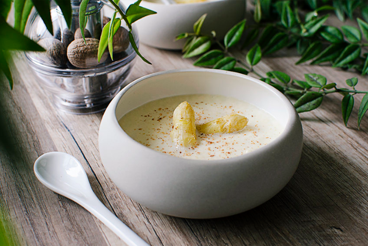 Un velouté d'asperges à la vapeur