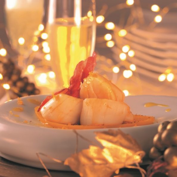 Une entrée de Noël avec des noix de Saint-Jacques à la vapeur