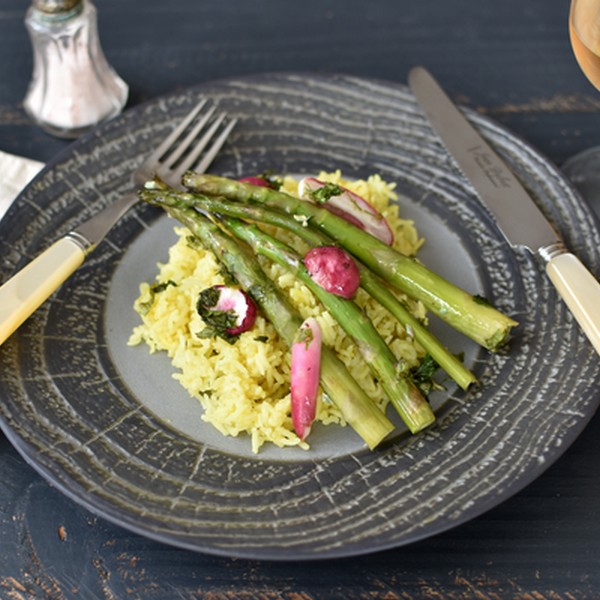 Les asperges et radis croquants, riz basmati à la cuisson vapeur douce